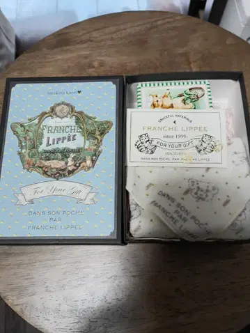 프랑슈리페 손수건과 브로치 세트