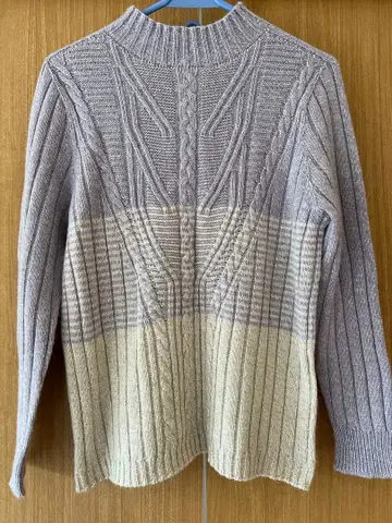 홀가먼트 제법 하이넥 니트 스웨터.