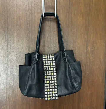 트레 스터드 장식 블랙 가죽 핸드백