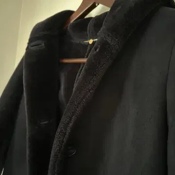 네이비 후드 부착 무스탕 코트