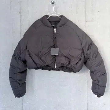 entire studios 블랙 크롭 필로우 봄버 다운 자켓