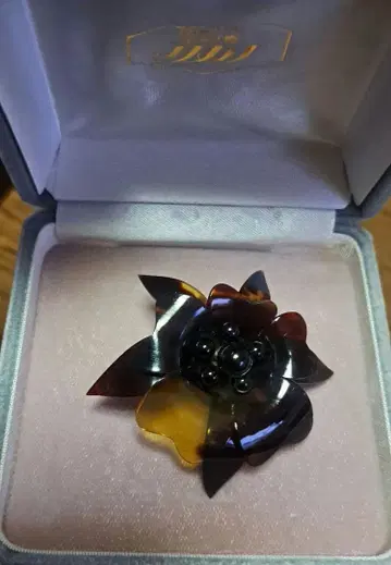 꽃 모양 브로치