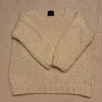 [ 새상품급 ] ROSSO 아이보리 V넥 니트 스웨터
