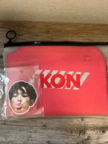 iKON 타월 포함 파우치와 스티커 세트