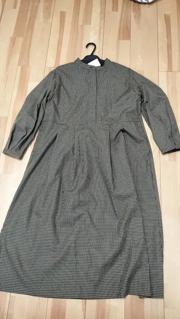 어반 리서치 DOORS 브라운 계열 체크 무늬 원피스