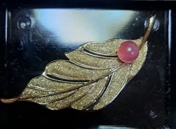 나뭇잎 디자인 브로치 핑크 비즈