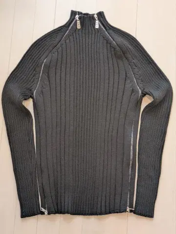 [ 미사용 ] ADJ 이탈리아제 블랙 지퍼 니트 스웨터