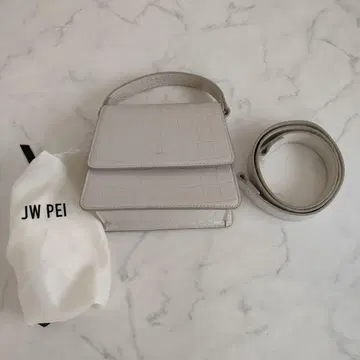 JW PEI 라이트 그레이 크로커다일풍 미니 핸드백