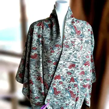 꽃무늬와 새 문양의 코몬 기모노