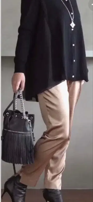 KANAKO CLOSET 광택 실크 스트레치 팬츠 베이지 오아노