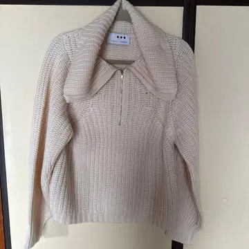 쓰리 dots 크림색 니트 스웨터