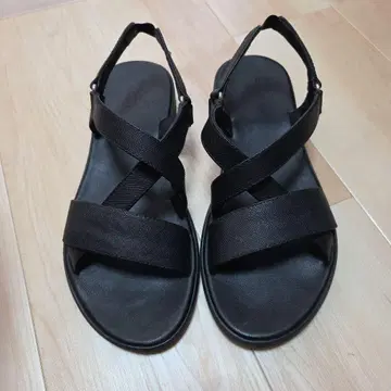 다케오 키쿠치 크로스 샌들