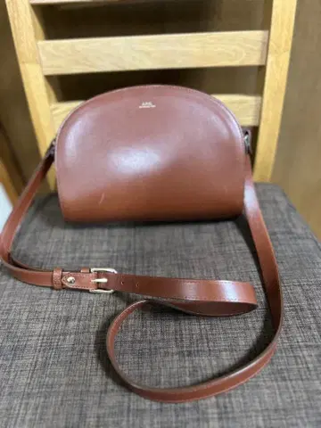 A.P.C. 아페쎄 가죽 하프문 숄더백
