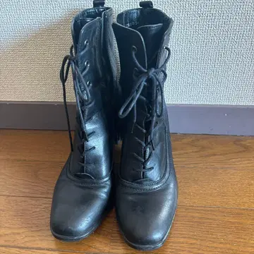 레이스업 블랙 부츠 중간 굽