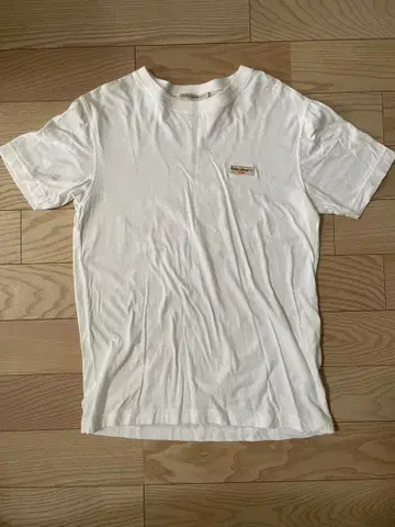 Nudie Jeans Co 화이트 T셔츠