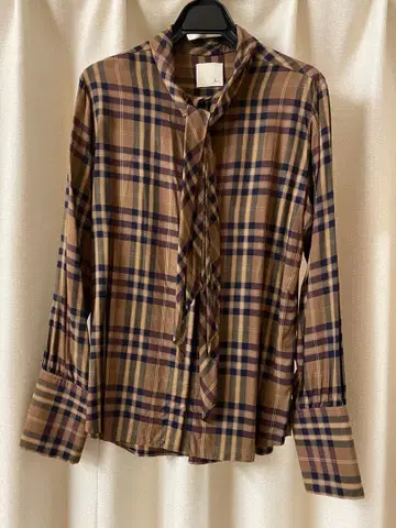 loin. 로완 이가와 하루카 보타이 블라우스 셔츠