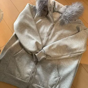 퍼 달린 그레이 집업 후드티