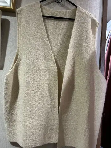 크림색 슬리브리스 베스트