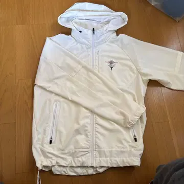 화이트 후드 부착 자켓