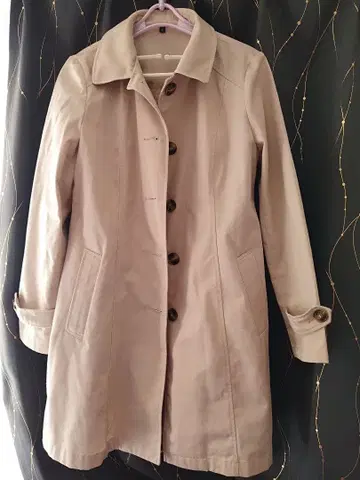 베이지 트렌치코트 버튼 포함