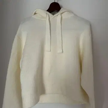 아이보리 니트 후드 부착 상의
