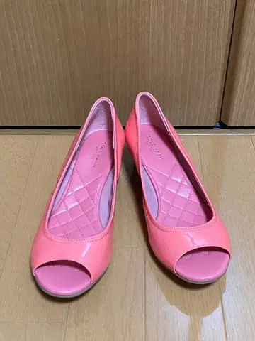 콜한 핑크 오픈토 펌프스