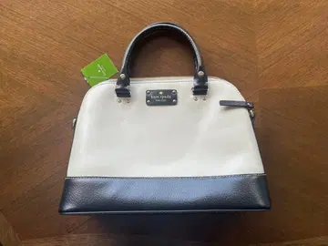 케이트 스페이드 화이트와 블랙의 2웨이 핸드백