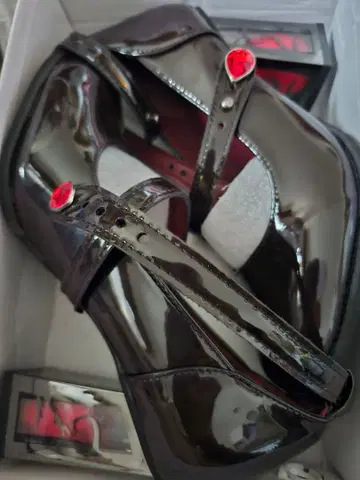 ULTRA 블랙 하이힐 펌프스 빨간색 하트