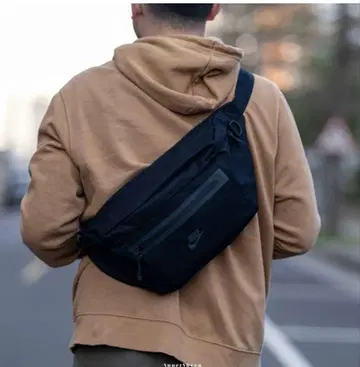 새상품급 Nike 테크 힙 숄더백