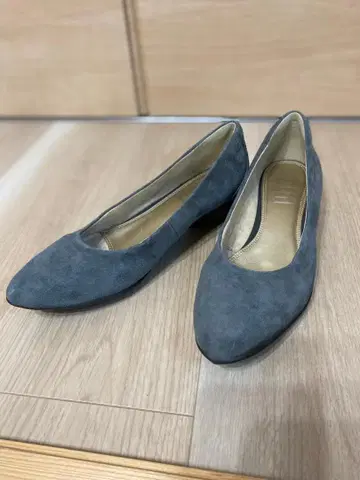 FitFit 그레이 스웨이드 낮은 힐 펌프스