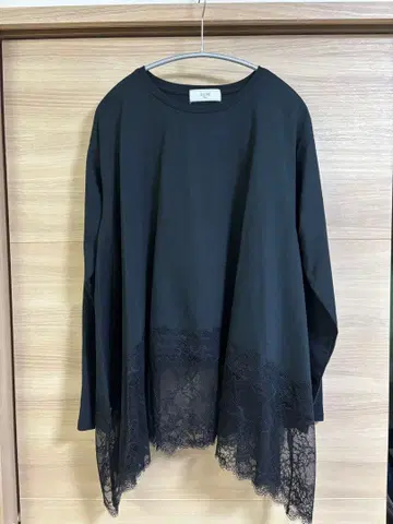 SLOBE IENA 블랙 레이스 밑단 긴팔 티셔츠