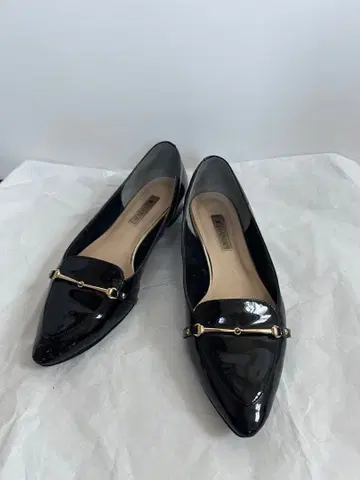 DIANA 에나멜 플랫슈즈