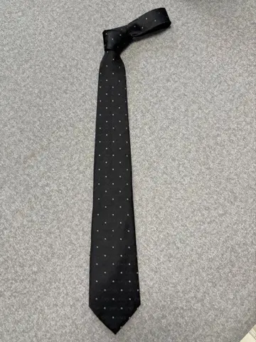엠포리오 아르마니 블랙 도트 넥타이
