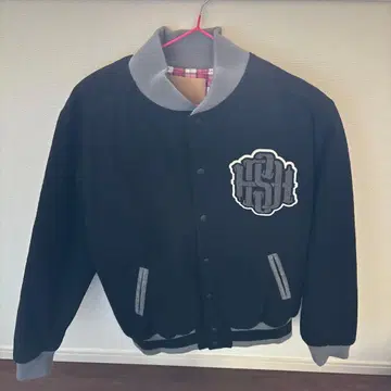 HOODSCREW 자수 로고 바시티 자켓 블랙