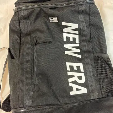 NEW ERA 블랙 메쉬 백팩