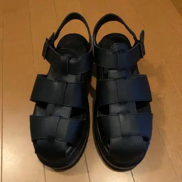 블랙 스트랩 샌들