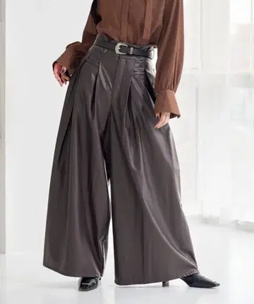 HARE 인조 가죽 와이드 턱 스트레이트 팬츠