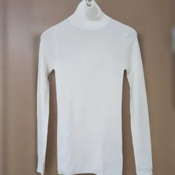 NOBLE 리브 터틀넥 니트