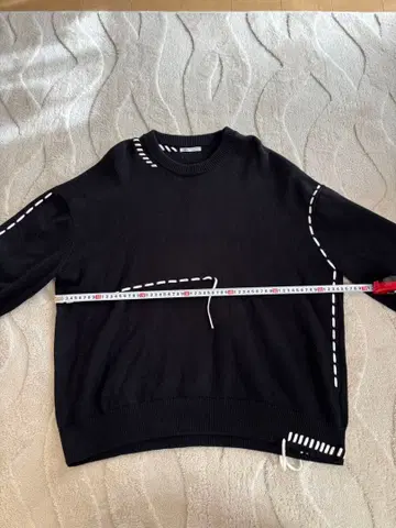블랙 크루넥 스웨터