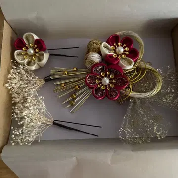 일본 의류 머리 장식 꽃 모티브 빨강 흰색 금색