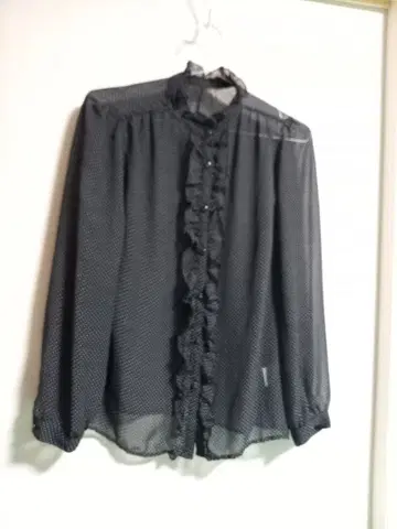 블랙 도트 무늬 프릴 긴팔 셔츠