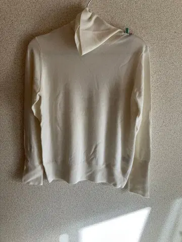 아이보리 하이넥 스웨터 loeff