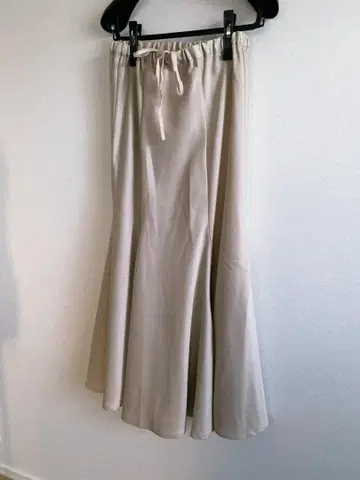 [택 포함 새상품] 베이지 플레어 스커트 허리밴딩