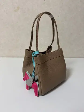 베이지 핸드백 말 모양 참 포함 한국