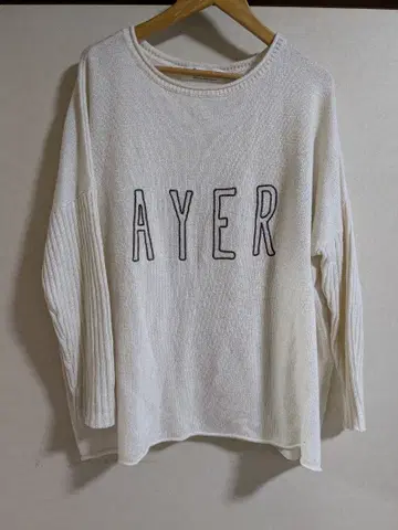 스콧 클럽 (Mansart) AYER 로고 포함 느긋한 화이트 니트