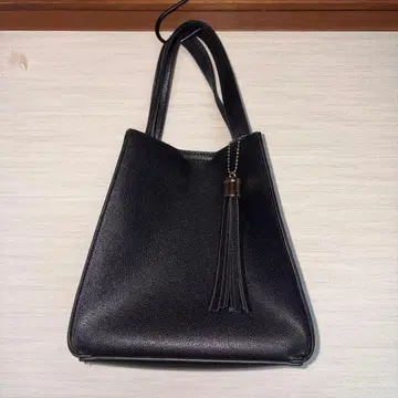 태슬 달린 블랙 토트백