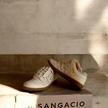 SANGACIO 뉴욕 화이트 스니커즈
