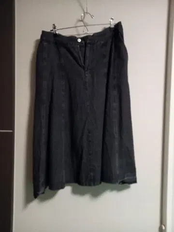 다크 그레이 플레어 스커트 버튼 포함