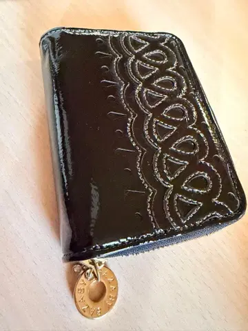 SAZABY 이단 접이식 지갑 블랙 에나멜