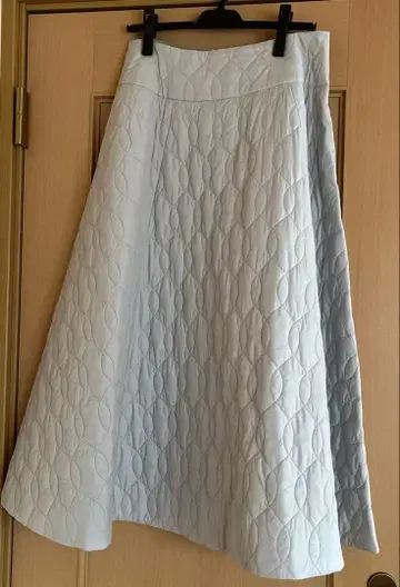 라이트 그레이 퀼팅 플레어 스커트